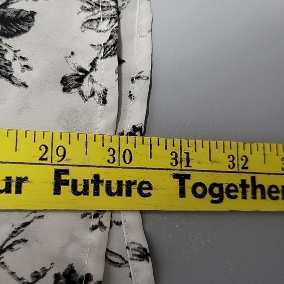 Roz & Ali Women's Floral Black & Ivory Cream Short Sleeve Ruffle Blouse - Picture 4 of 8